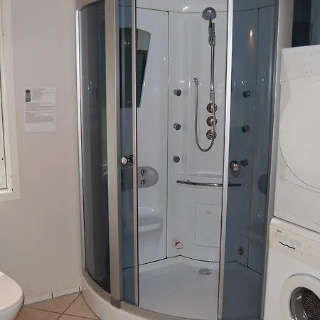 6 Person In Ansager-by Traum