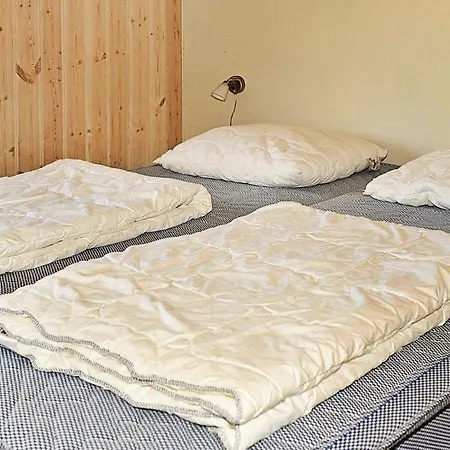 6 Person In Ansager-by Traum Ansager