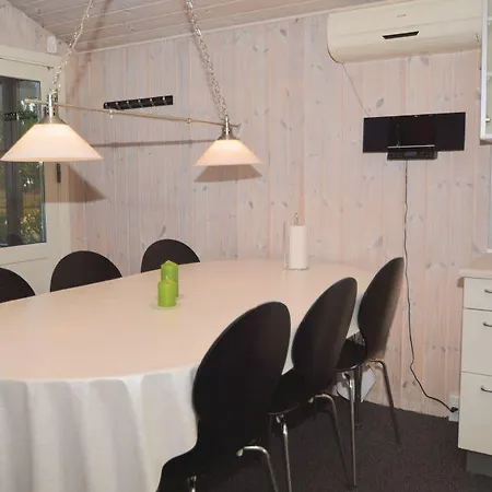 6 Person In Ansager-by Traum