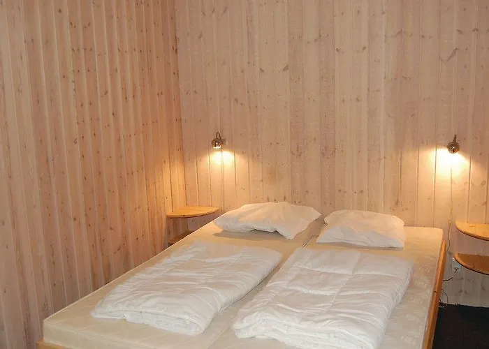 6 Person In Ansager-by Traum Ansager